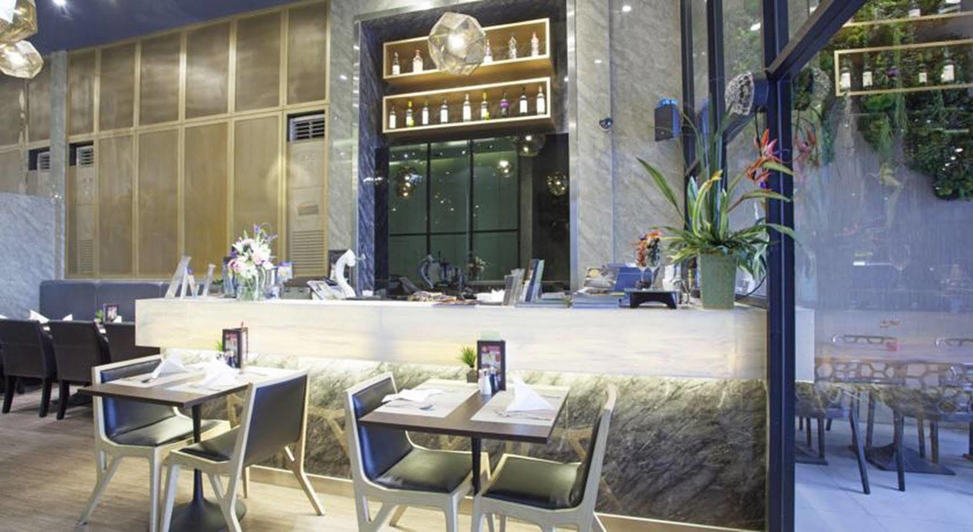 V Residence Банкок Екстериор снимка